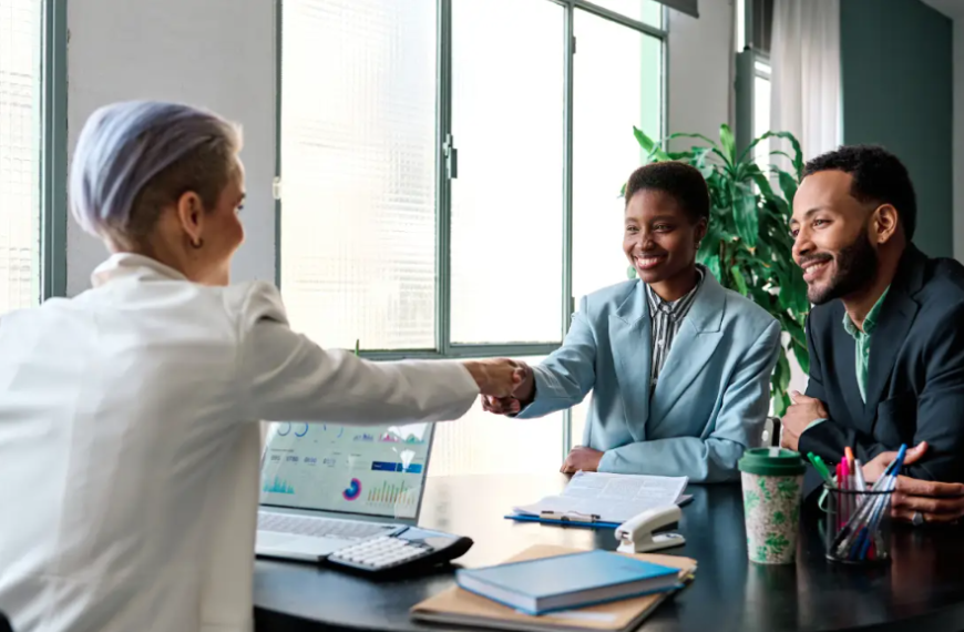How to Pick the Right Financial Advisor as a Working Professional Looking for Additional Income Streams