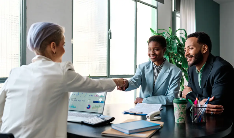 How to Pick the Right Financial Advisor as a Working Professional Looking for Additional Income Streams